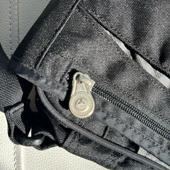 Vaude cross body bag, multi pocket, secure, small adjustable - Picture 4 of 11